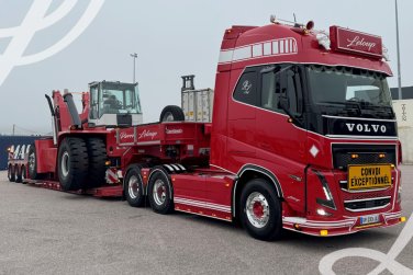 Convoi exceptionnel : deux stackers traversent le port du Havre !